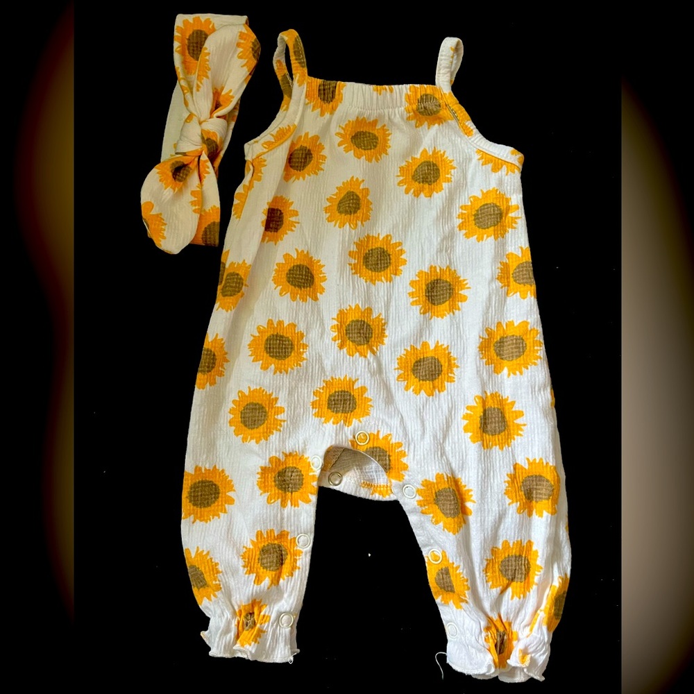 One piece, pants. Sunflower baby girl.